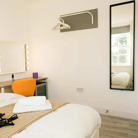 Luxury In Camden Town Near Shops, Cafes, Bars & Metro With Shared Bathrooms * London
