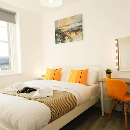 Luxury In Camden Town Near Shops, Cafes, Bars & Metro With Shared Bathrooms Homestay *