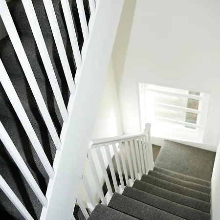Homestay Luxury In Camden Town Near Shops, Cafes, Bars & Metro With Shared Bathrooms London
