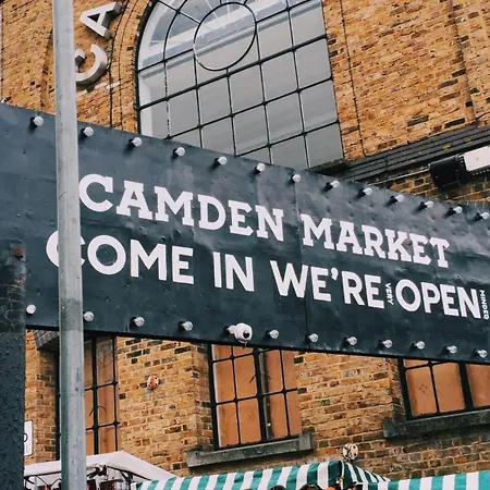 Luxury In Camden Town Near Shops, Cafes, Bars & Metro With Shared Bathrooms Homestay London