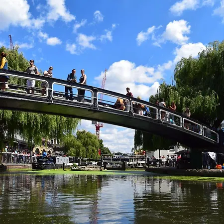 Homestay Luxury In Camden Town Near Shops, Cafes, Bars & Metro With Shared Bathrooms *