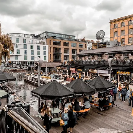 Luxury In Camden Town Near Shops, Cafes, Bars & Metro With Shared Bathrooms Homestay