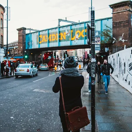 Luxury In Camden Town Near Shops, Cafes, Bars & Metro With Shared Bathrooms *