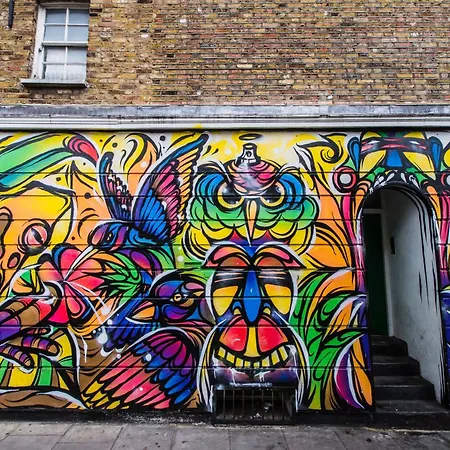 Luxury In Camden Town Near Shops, Cafes, Bars & Metro With Shared Bathrooms Homestay *