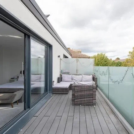 Apartment Modern Large 2 Bed Near Station London