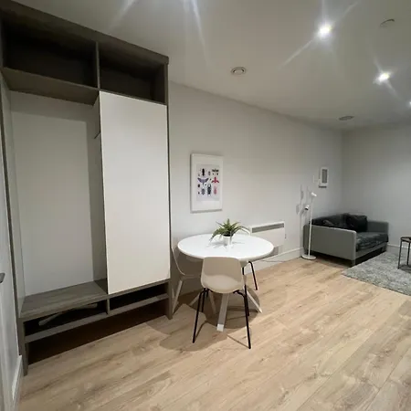 London Heathrow Airport Voyager House Terminal 12345 - Ev Electric And Parking Available! *