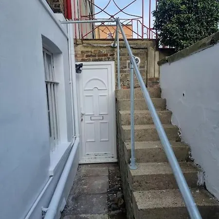 Apartment Entire Ground Floor Flat, Free Off-street Parking And Large Garden *