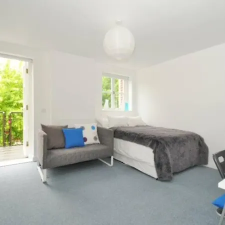 Zone 1! 2 Bed Duplex Apartment! *