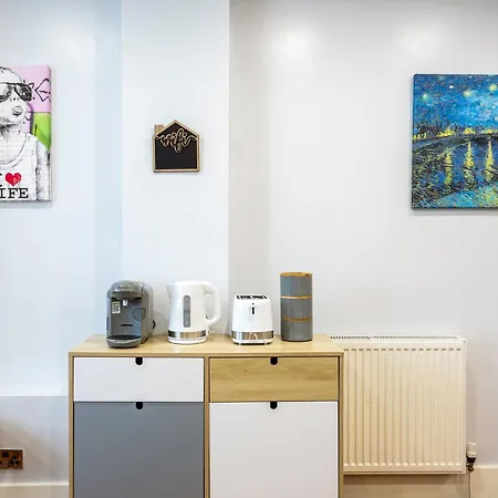 Bright Clapham Apartment London