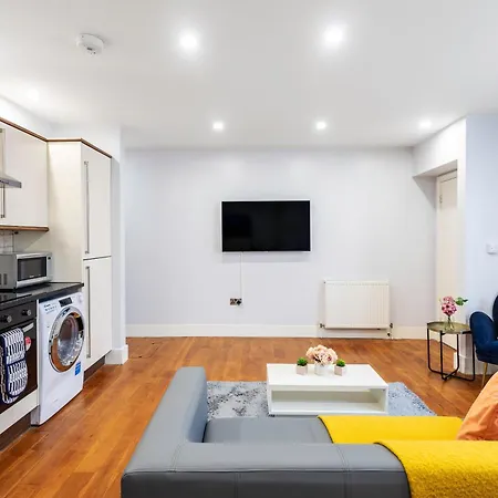 Bright Clapham Apartment London