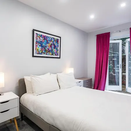 Bright Clapham Apartment London