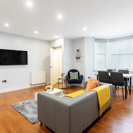 Bright Clapham Apartment London