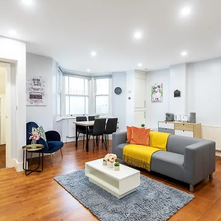 Bright Clapham Apartment