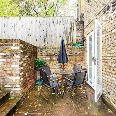 Bright Clapham Apartment London