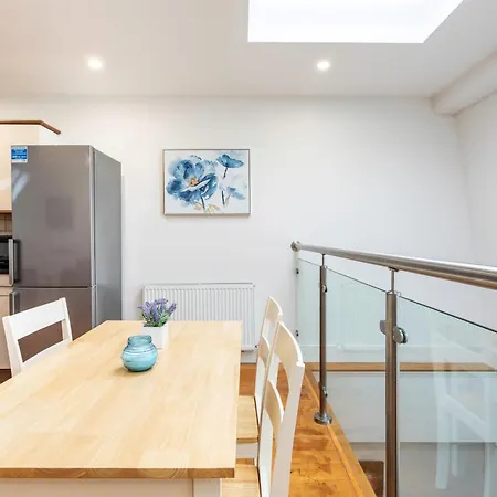St Johns Hill Penthouse Apartment *