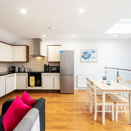 St Johns Hill Penthouse Apartment *