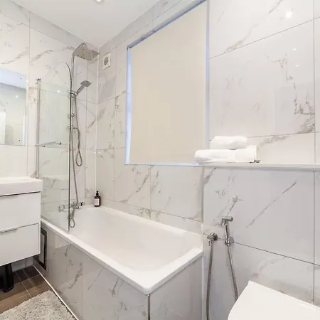 Sleek & Modern 2 Bd In - Sleeps 7 - Parking London