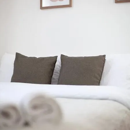 Sleek & Modern 2 Bd In - Sleeps 7 - Parking Apartment *