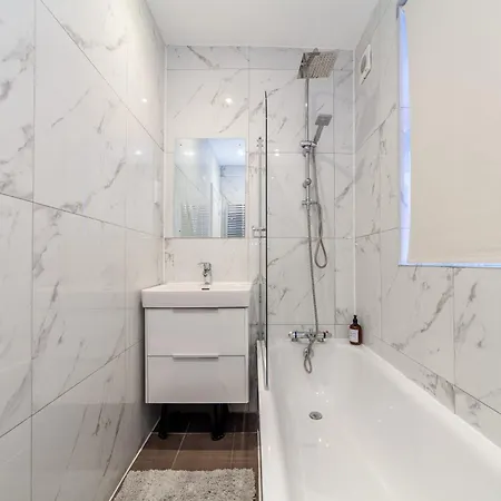 Sleek & Modern 2 Bd In - Sleeps 7 - Parking *