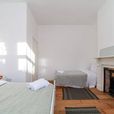 Apartment Sleek & Modern 2 Bd In - Sleeps 7 - Parking *