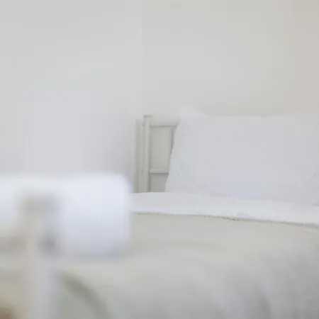 Sleek & Modern 2 Bd In - Sleeps 7 - Parking