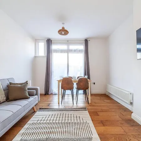 Sleek & Modern 2 Bd In - Sleeps 7 - Parking London