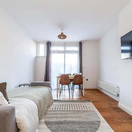 Apartment Sleek & Modern 2 Bd In - Sleeps 7 - Parking *