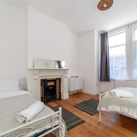 Apartment Sleek & Modern 2 Bd In - Sleeps 7 - Parking *