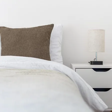 Sleek & Modern 2 Bd In - Sleeps 7 - Parking Apartment London