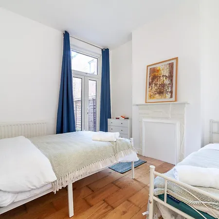 Sleek & Modern 2 Bd In - Sleeps 7 - Parking London