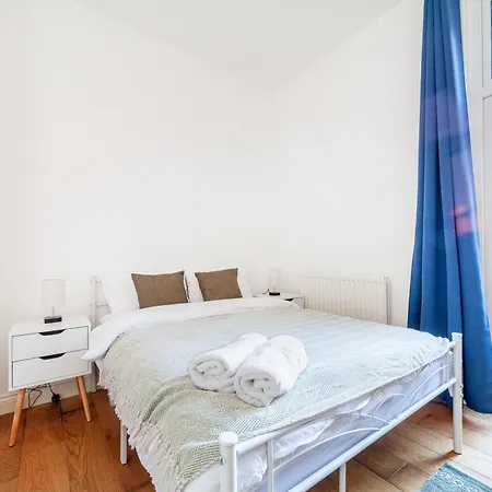 Sleek & Modern 2 Bd In - Sleeps 7 - Parking Apartment