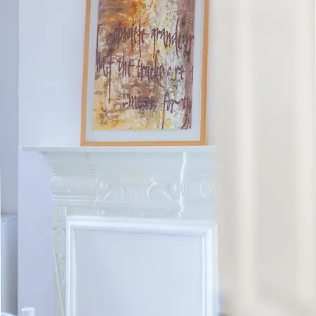 Sleek & Modern 2 Bd In - Sleeps 7 - Parking Apartment *