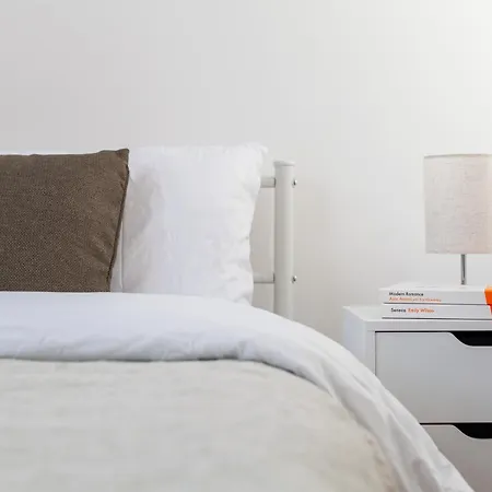 Sleek & Modern 2 Bd In - Sleeps 7 - Parking