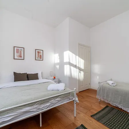 Sleek & Modern 2 Bd In - Sleeps 7 - Parking Apartment *
