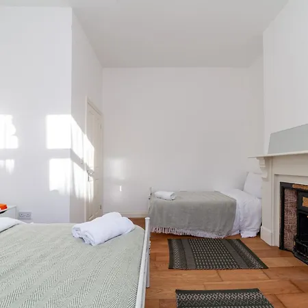 Apartment Sleek & Modern 2 Bd In - Sleeps 7 - Parking *