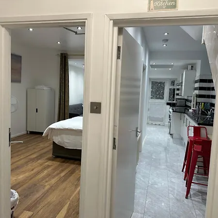 4th Flat With Private Own Bathroom A Luxury Family Setup And Furnished With Double Bed A Double Futon-sofa Bed A Single Futon Bed A Baby Cot And Garden And Free Parking