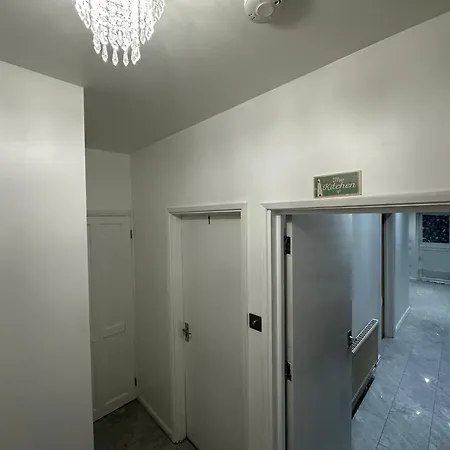 4th Flat With Private Own Bathroom A Luxury Family Setup And Furnished With Double Bed A Double Futon-sofa Bed A Single Futon Bed A Baby Cot And Garden And Free Parking * London