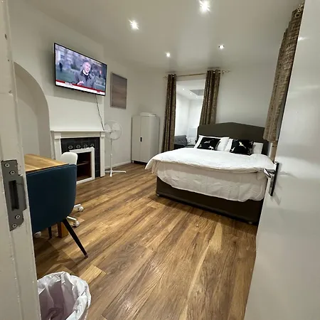 4th Flat With Private Own Bathroom A Luxury Family Setup And Furnished With Double Bed A Double Futon-sofa Bed A Single Futon Bed A Baby Cot And Garden And Free Parking Apartment London