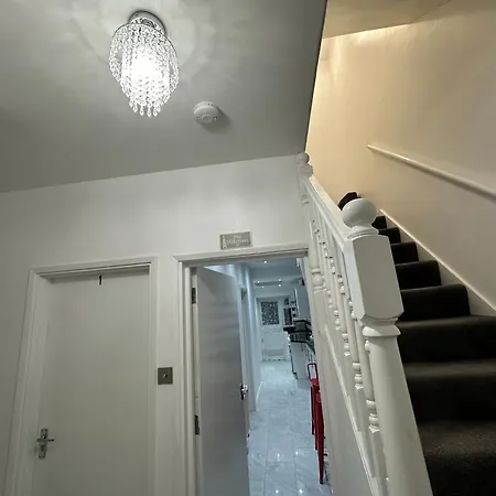 4th Flat With Private Own Bathroom A Luxury Family Setup And Furnished With Double Bed A Double Futon-sofa Bed A Single Futon Bed A Baby Cot And Garden And Free Parking London