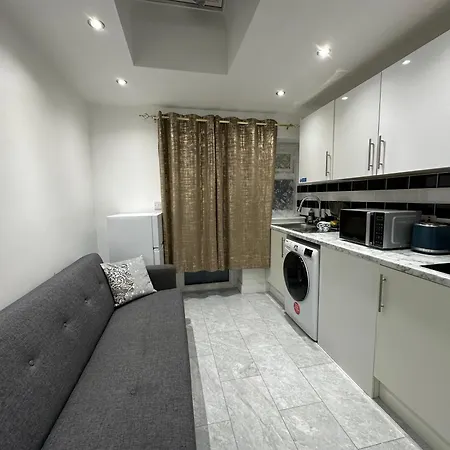 4th Flat With Private Own Bathroom A Luxury Family Setup And Furnished With Double Bed A Double Futon-sofa Bed A Single Futon Bed A Baby Cot And Garden And Free Parking Apartment *