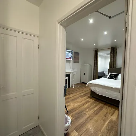 4th Flat With Private Own Bathroom A Luxury Family Setup And Furnished With Double Bed A Double Futon-sofa Bed A Single Futon Bed A Baby Cot And Garden And Free Parking Apartment *