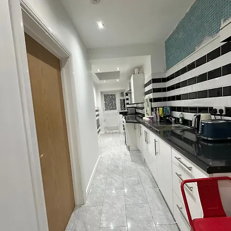 4th Flat With Private Own Bathroom A Luxury Family Setup And Furnished With Double Bed A Double Futon-sofa Bed A Single Futon Bed A Baby Cot And Garden And Free Parking