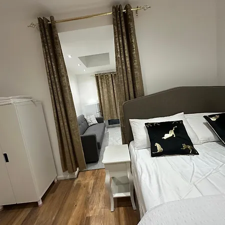 4th Flat With Private Own Bathroom A Luxury Family Setup And Furnished With Double Bed A Double Futon-sofa Bed A Single Futon Bed A Baby Cot And Garden And Free Parking *