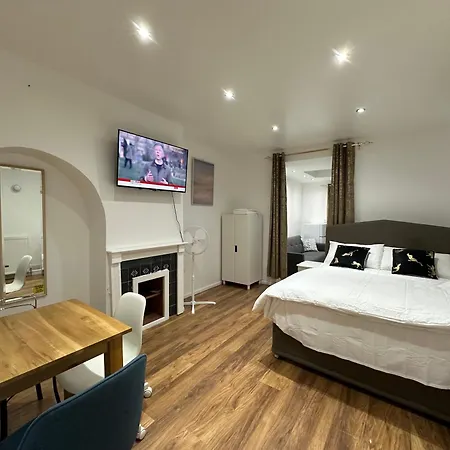 Apartment 4th Flat With Private Own Bathroom A Luxury Family Setup And Furnished With Double Bed A Double Futon-sofa Bed A Single Futon Bed A Baby Cot And Garden And Free Parking