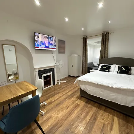 4th Flat With Private Own Bathroom A Luxury Family Setup And Furnished With Double Bed A Double Futon-sofa Bed A Single Futon Bed A Baby Cot And Garden And Free Parking London