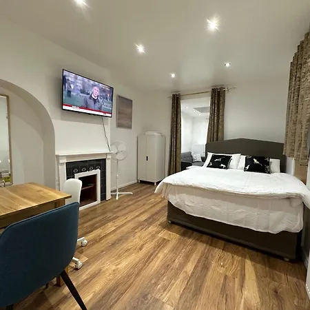 4th Flat With Private Own Bathroom A Luxury Family Setup And Furnished With Double Bed A Double Futon-sofa Bed A Single Futon Bed A Baby Cot And Garden And Free Parking