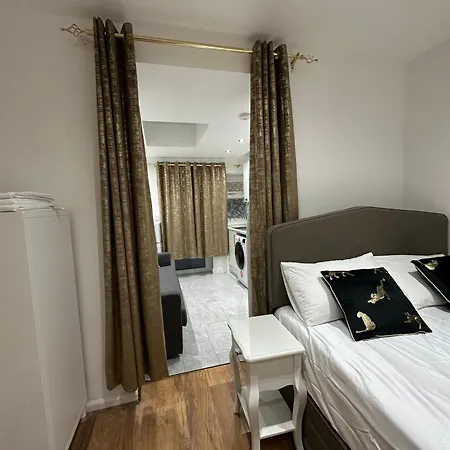 4th Flat With Private Own Bathroom A Luxury Family Setup And Furnished With Double Bed A Double Futon-sofa Bed A Single Futon Bed A Baby Cot And Garden And Free Parking Apartment