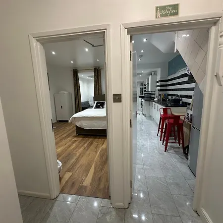 Apartment 4th Flat With Private Own Bathroom A Luxury Family Setup And Furnished With Double Bed A Double Futon-sofa Bed A Single Futon Bed A Baby Cot And Garden And Free Parking London