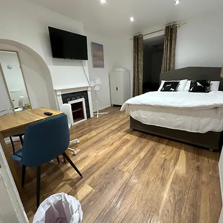 Apartment 4th Flat With Private Own Bathroom A Luxury Family Setup And Furnished With Double Bed A Double Futon-sofa Bed A Single Futon Bed A Baby Cot And Garden And Free Parking London