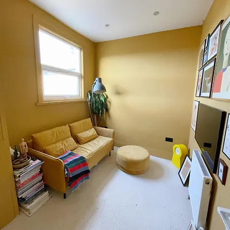 Tubeside Stylish 2-bed Flat Apartment